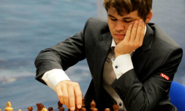 Carlsen păstrează speranțele sale în viață după ce se agață de o nouă remiză în jocul numărul 9 pentru titlul de Campion Mondial