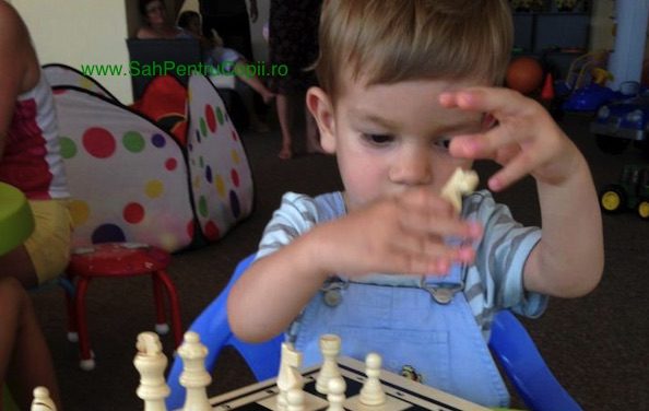 La început copilul nu joacă șah, ci se joacă cu șahul