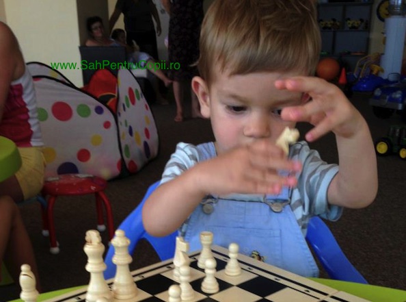 La început copilul nu joacă șah, ci se joacă cu șahul